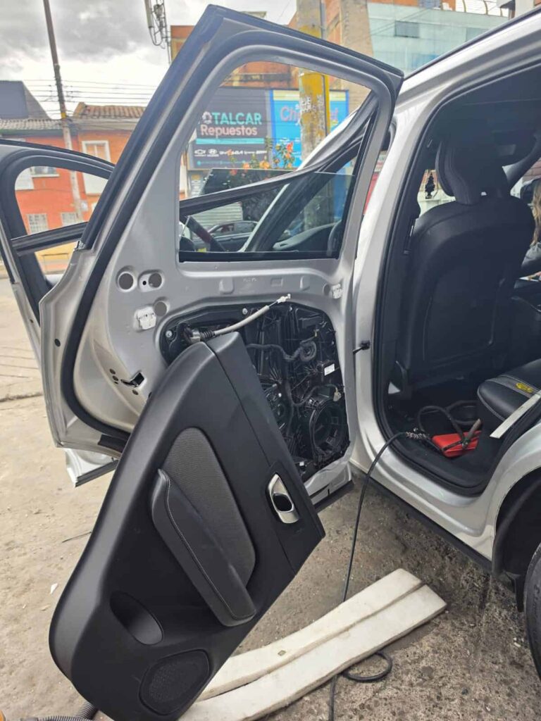 Cambio-vidrio-lateral-Volvo-Bogota
