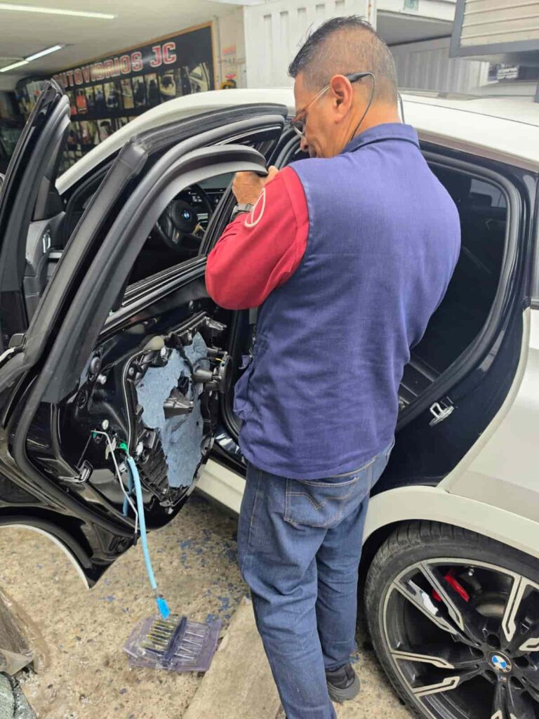 Cambio-vidrio-puerta-Bmw-Bogota