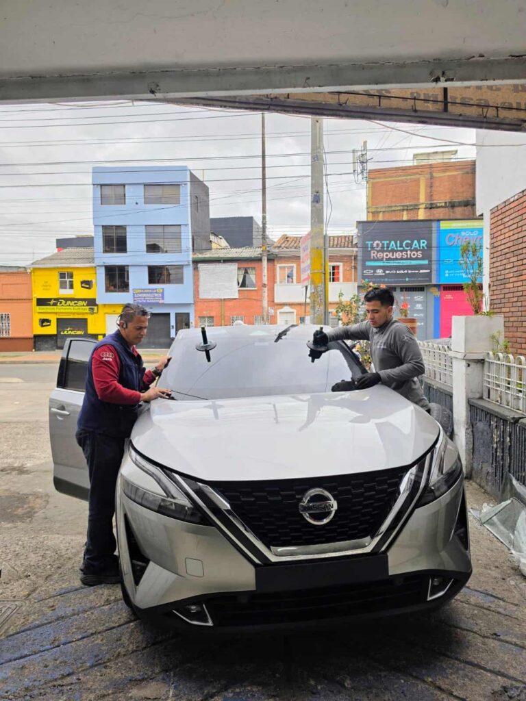 Instalacion-parabrisas-Nissan-Bogota