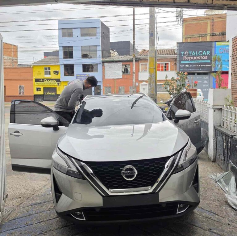 Instalacion-vidrio-Nissan-Bogota