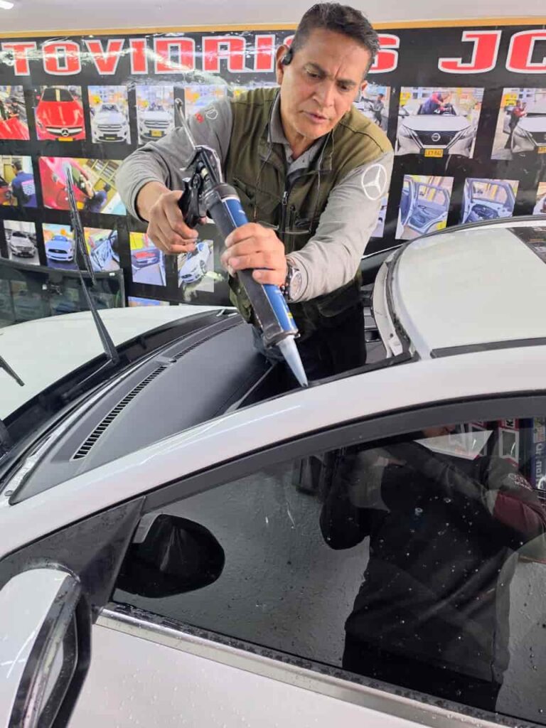 Instalacion-vidrio-panoramico-Kia-K3-Bogota