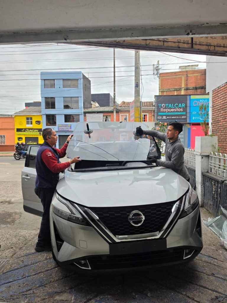 cambio-Vidrio-Panoramico-Nissan-Bogota